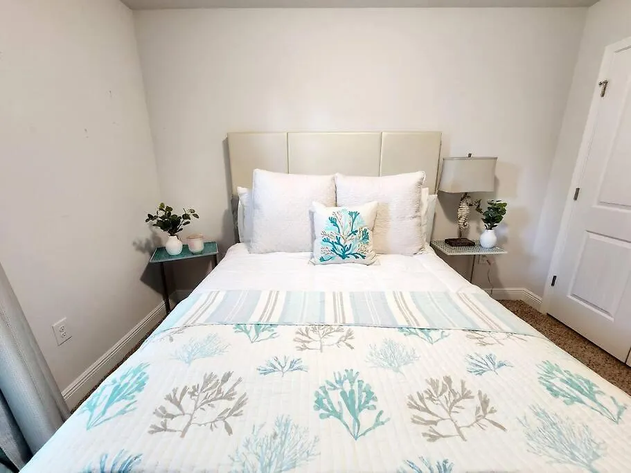 Entire Home- Gorgeous 3Br Townhome Pool, Grill, Wd, 2 Free Drive Up Spaces Sleeps 6 Close To Everything Pcb! Free Wifi Holiday home Panama City Beach