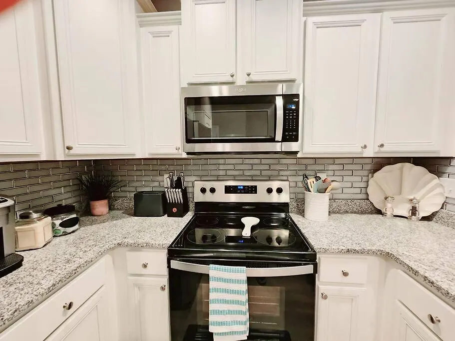 Holiday home Entire Home- Gorgeous 3Br Townhome Pool, Grill, Wd, 2 Free Drive Up Spaces Sleeps 6 Close To Everything Pcb! Free Wifi