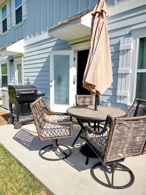 Holiday home Entire Home- Gorgeous 3Br Townhome Pool, Grill, Wd, 2 Free Drive Up Spaces Sleeps 6 Close To Everything Pcb! Free Wifi