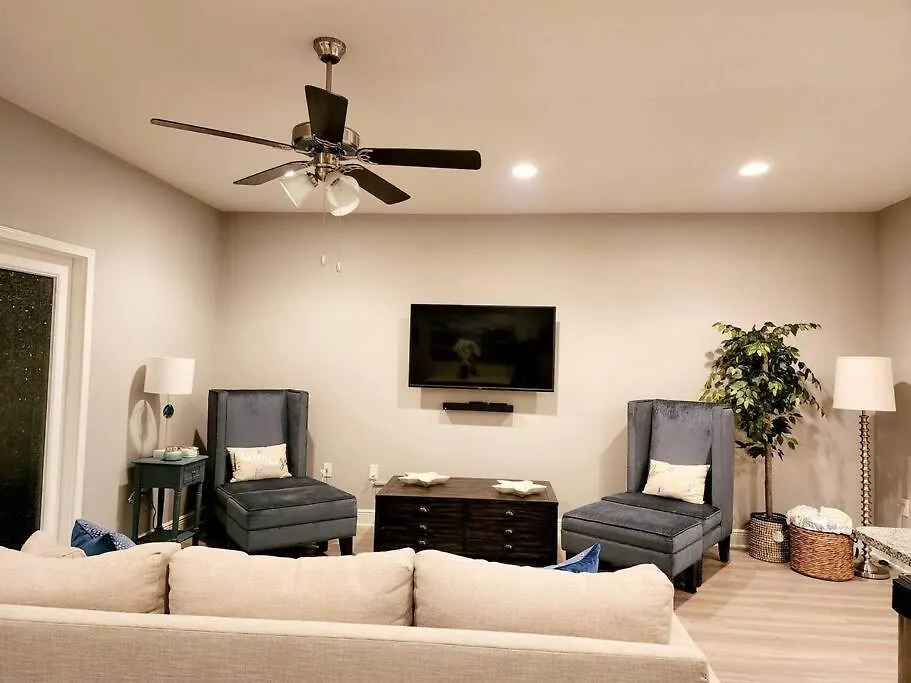 Entire Home- Gorgeous 3Br Townhome Pool, Grill, Wd, 2 Free Drive Up Spaces Sleeps 6 Close To Everything Pcb! Free Wifi Holiday home